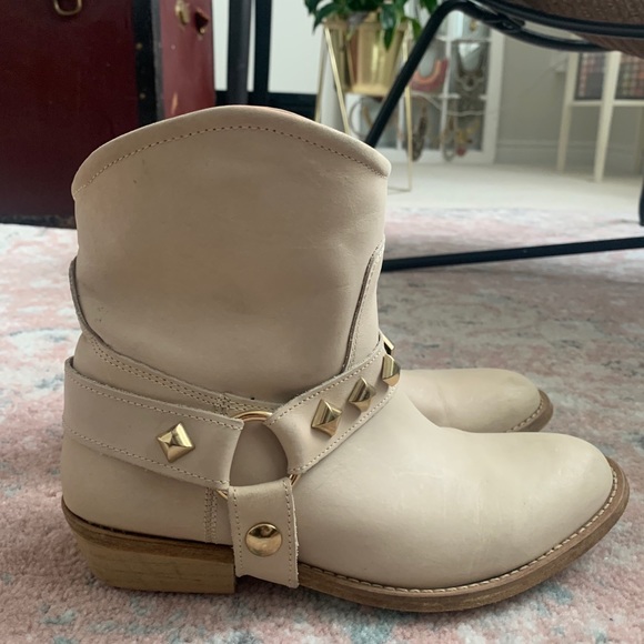 Shoes - Picture 2 of 3